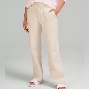 Lululemon LOUNGEFUL STRAIGHT LEG PANT
White Opal
Size: 4